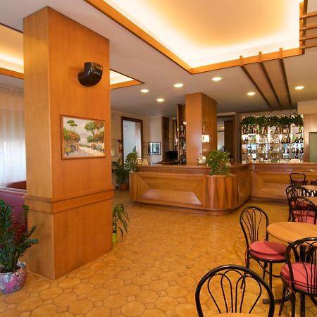 Hotel Velus Civitanova Marche Buitenkant foto