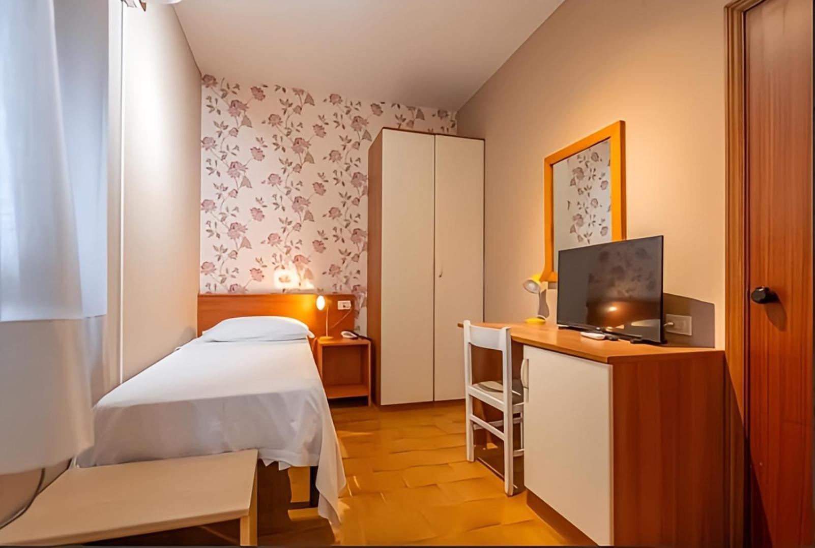 Hotel Velus Civitanova Marche Buitenkant foto