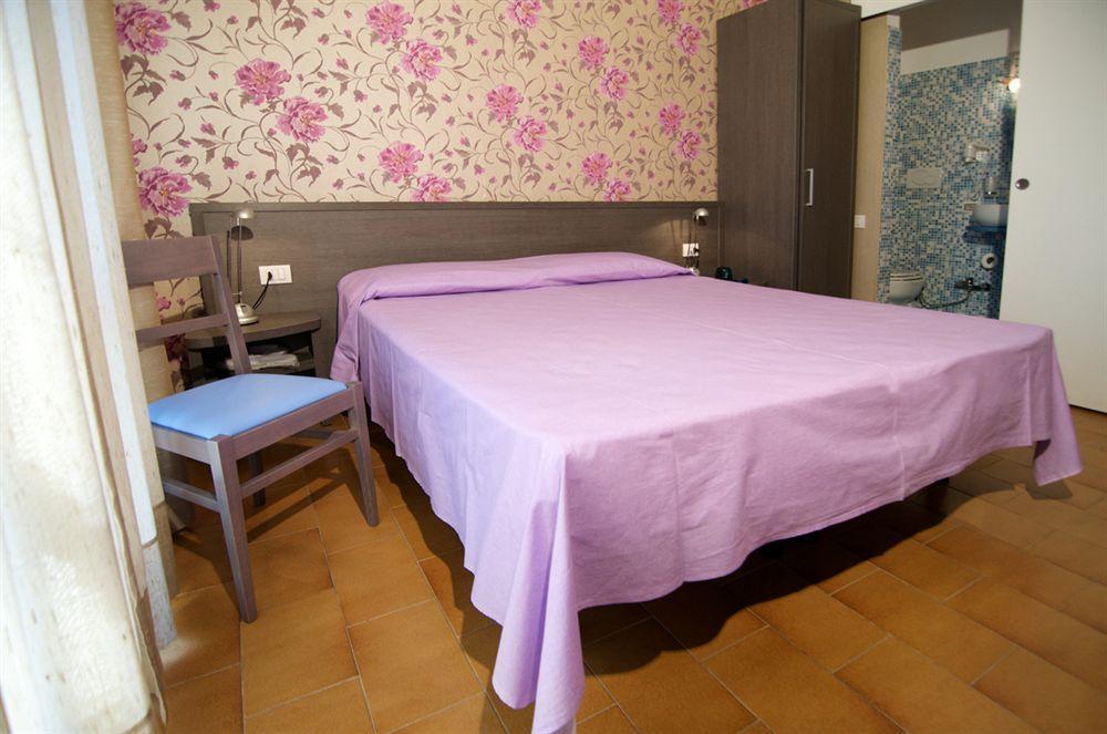 Hotel Velus Civitanova Marche Buitenkant foto