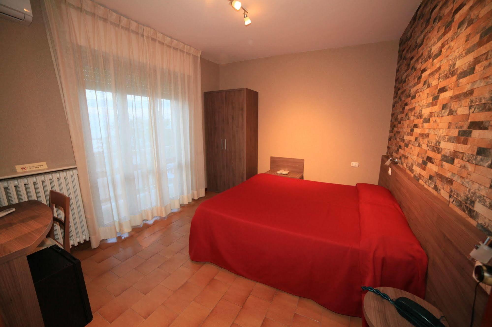 Hotel Velus Civitanova Marche Buitenkant foto