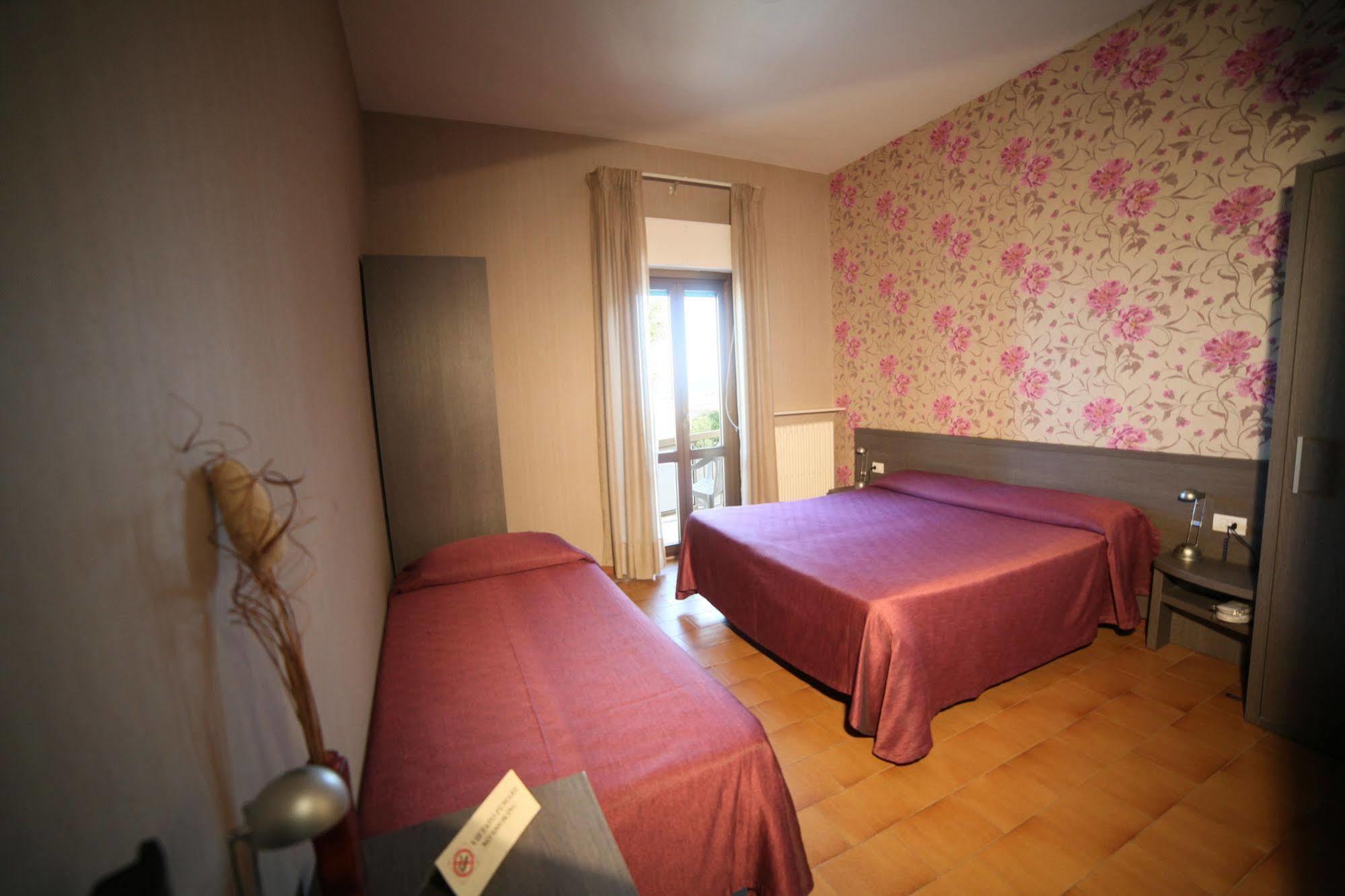 Hotel Velus Civitanova Marche Buitenkant foto
