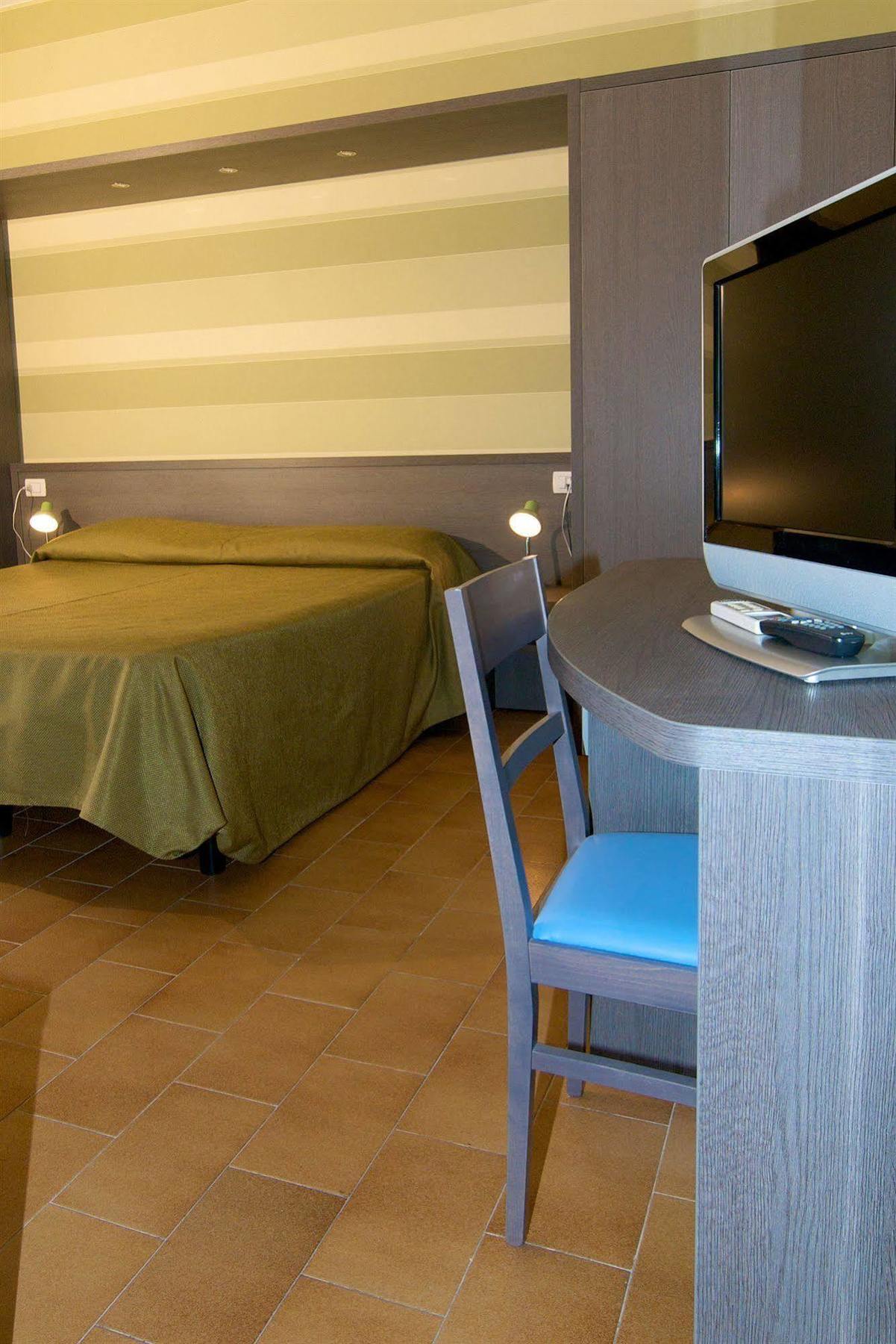 Hotel Velus Civitanova Marche Buitenkant foto