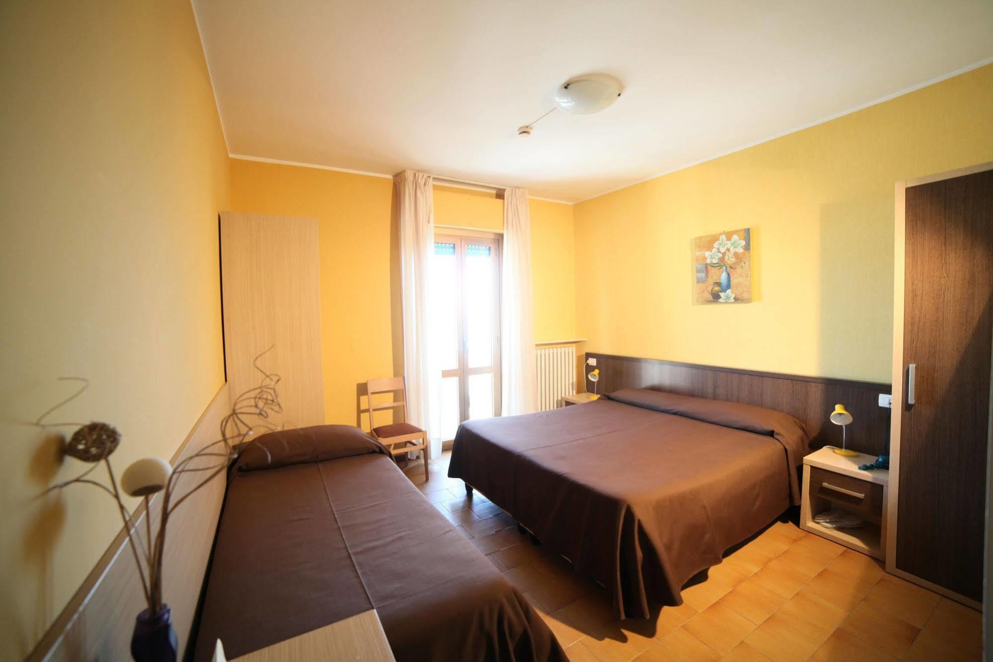 Hotel Velus Civitanova Marche Buitenkant foto