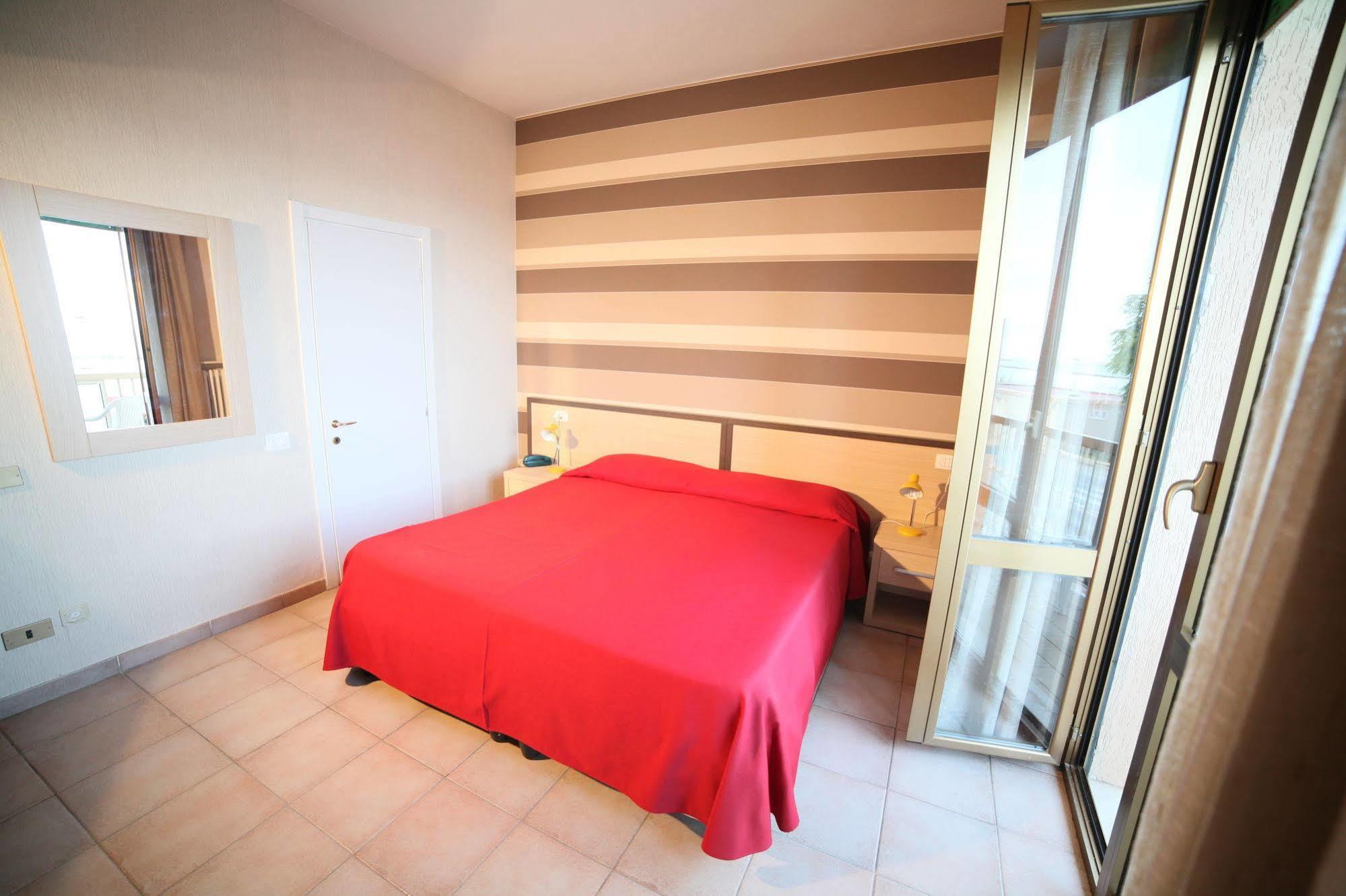 Hotel Velus Civitanova Marche Buitenkant foto