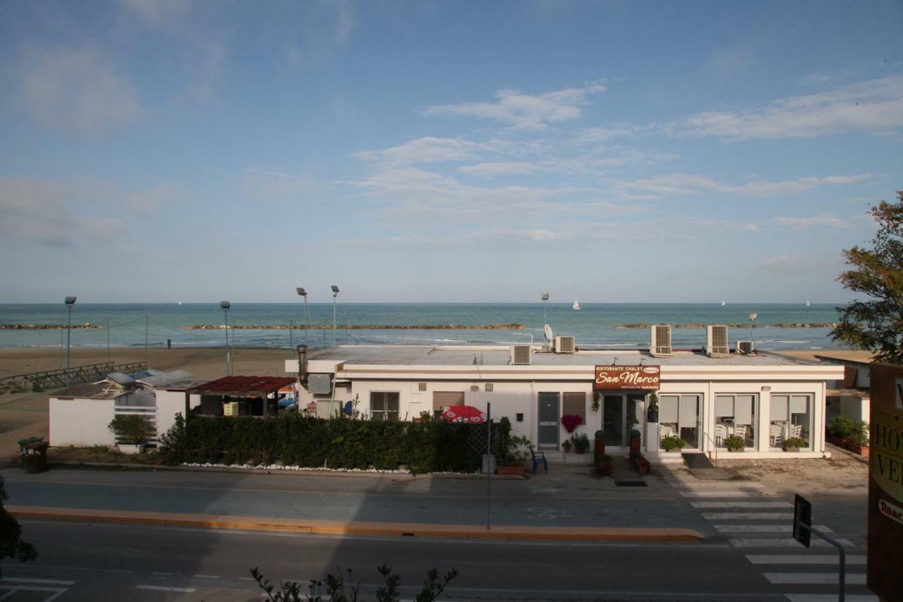 Hotel Velus Civitanova Marche Buitenkant foto